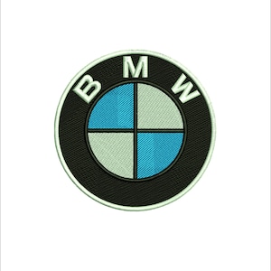 Puede incluir: Parche bordado con el logotipo de BMW. El emblema circular tiene un borde negro con las letras "BMW" en blanco. El círculo interior está dividido en cuatro cuadrantes: dos azules y dos grises.