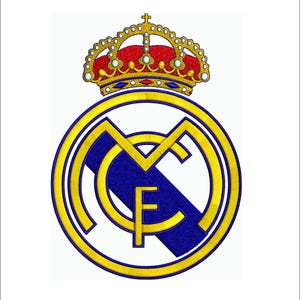 Puede incluir: Logotipo bordado del Real Madrid con una corona dorada sobre un emblema azul y dorado. El emblema tiene una franja diagonal azul y las letras "MCF". El diseño está sobre un fondo blanco.