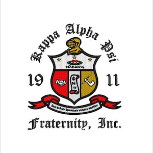 Może przedstawiać: Haftowany herb z napisem "Kappa Alpha Psi" czcionką w kolorze czarnym. Herb przedstawia wzór tarczy z czerwonymi, złotymi i białymi sekcjami, a u dołu znajduje się napis "Fraternity, Inc."