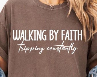 Wandelen door geloof, voortdurend struikelen svg, grappige christelijke svg, bijbelvers png, religieuze png, christelijke png, wandelen door geloof png-bestand knippen