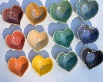 Plato para joyas/joyas con forma de corazón, hecho a mano en torno de alfarero, personalizado y disponible en una amplia gama de colores.
