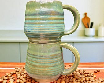 Taza para café o té de cerámica torneada con diseño acanalado, color verde y azul