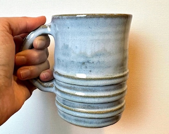 Taza de café/té de cerámica torneada con textura acanalada - azul invernal helado