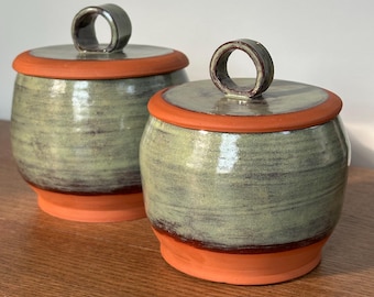 Jarra de terracota hecha a mano, pequeña o mediana, con tapa, en color verde y naranja.