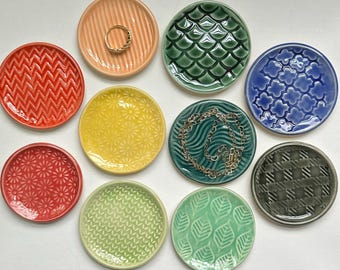 Plato para baratijas o joyas en miniatura, hecho a torno (varios colores)