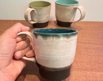 Taza de café o té de gres torneado con diseño acanalado - verde azul blanco marrón