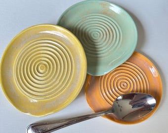 Reposacucharas/rallador de ajo torneado a mano - Utensilio de cocina en tonos naranja pastel, verde y amarillo