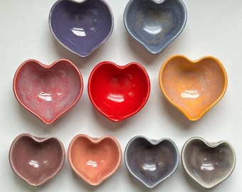 Plato para baratijas o joyas en forma de corazón, hecho a torno, de color rosa, morado, rojo y amarillo.