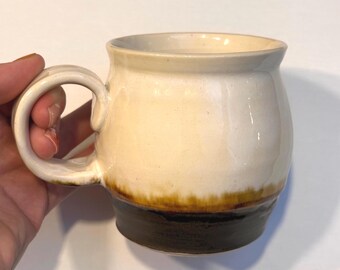 Taza de café o té de gres torneado - blanco crema y marrón