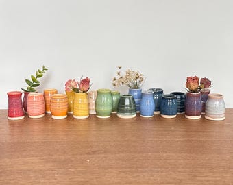 Mini florero de cerámica hecho a mano en torno - rojo, rosa, amarillo, verde, azul, marrón, blanco