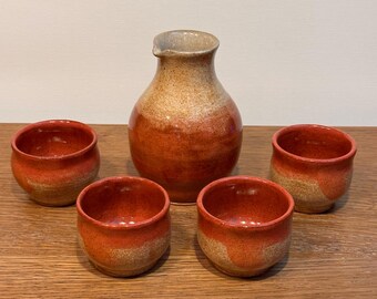 Juego de sake, cerámica torneada, jarra pequeña + 4 tazas, rojo rosa beige tostado