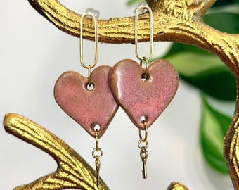 Pendientes de cerámica con dije de corazón rosa y colgantes de llave dorada, joyería llamativa hecha a mano.