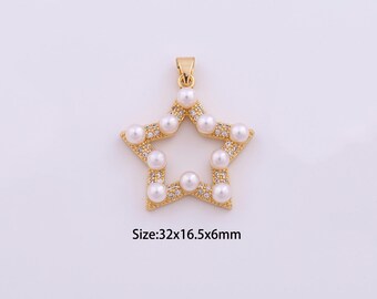 Può includere: Ciondolo a forma di stella dorato con accenti di perle bianche. Il ciondolo misura 32x16,5x6 mm.