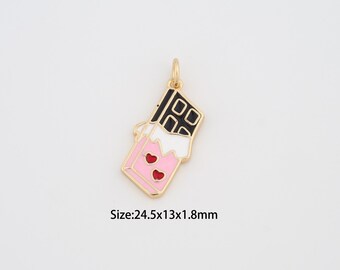 Può includere: Ciondolo color oro a forma di barretta di cioccolato. La parte superiore è nera con quadrati bianchi, il centro rosa con due cuori rossi e la parte inferiore rosa. Misura 24,5 mm x 13 mm x 1,8 mm.
