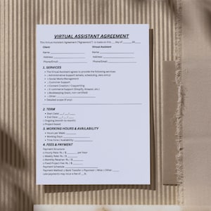 Może przedstawiać: Biały dokument zatytułowany "VIRTUAL ASSISTANT AGREEMENT" z sekcjami dla danych klienta i wirtualnego asystenta, usług, terminu, godzin pracy i opłat. Dokument znajduje się na teksturowanej, jasnobrązowej powierzchni.