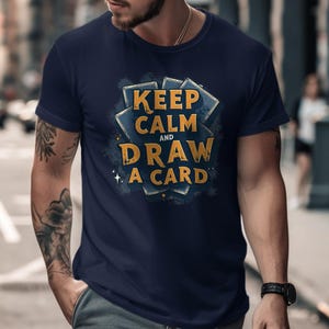 Blijf kalm en teken een kaart T-shirt, grappig gaming-T-shirt, gamercadeau-T-shirt, Magic The Gathering-spelershirt, casual game-avondtop