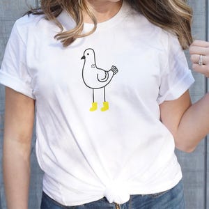 Camiseta con un pájaro divertido con botas de lluvia amarillas, linda camiseta con ilustración de animal, camiseta con gráfico de pájaro de dibujos animados, top informal con humor