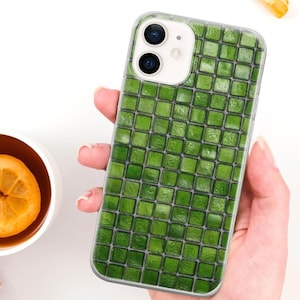 Grönt mosaikfodral för mobilen – Geometriskt kakelmönster, glasmålning, smaragdgrön estetik