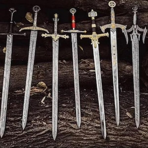 Peut inclure: Six épées décoratives aux détails complexes, avec des lames argentées et des poignées ornées d'or et de rouge. Elles sont présentées sur un fond sombre et texturé, mettant en valeur leur artisanat et leur esthétique historique.