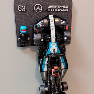 Premium F1 decorative plaque with the driver, his number and his team! – 2-in-1 wall and desk mount – Formula 1 Speed Champions model