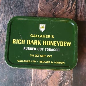 Vtg Gallahers, boîte de conserve tabac couleur miel foncé riche USA, pipe frottée, décor homme caverne