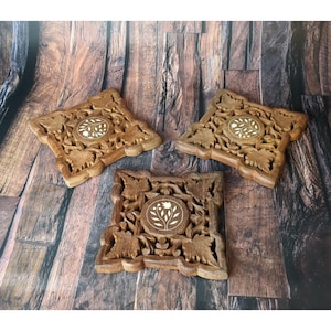 VTG quadratische handgeschnitzte Holz Untersetzer mit Inlay Made in India 6x6 &quot;&quot;Set mit 3 Blumenmustern.&quot;