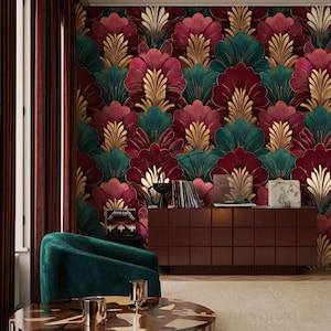 Pode incluir: Um quarto com papel de parede floral bordô, verde-azulado e dourado. Um armário marrom escuro, uma poltrona verde e uma mesa de centro estampada estão em primeiro plano. Cortinas bordô emolduram uma janela à esquerda.