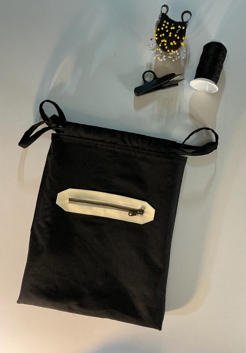 Puede incluir: Bolsa de costura negra con cord&oacute;n y bolsillo con cremallera color crema. Incluye un alfiletero negro con alfileres amarillos, hilo negro y tijeras negras peque&ntilde;as. Ideal para proyectos de costura y manualidades.