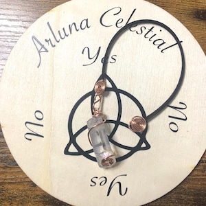 Set composto da pendolo a spirale in rame con quarzo trasparente fatto a mano e tavoletta da rabdomante in legno.