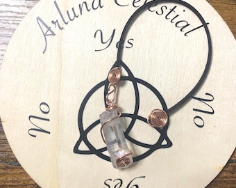 Juego de péndulo espiral de cobre y cuarzo transparente hecho a mano y tablero de radiestesia de madera.