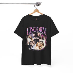 Puede incluir: Camiseta negra con un collage de mujeres y la palabra "LINGORM" en una fuente brillante y colorida. Las mujeres están en varias poses, algunas formando un corazón con sus manos.