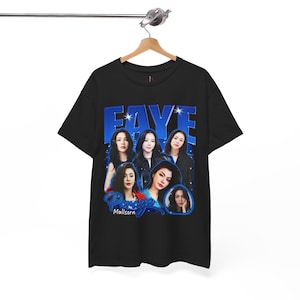 Puede incluir: Camiseta negra con un diseño gráfico azul con la palabra "FAYE". El diseño incluye imágenes de cinco mujeres y el texto "Peraya Malisorn" en una fuente estilizada.