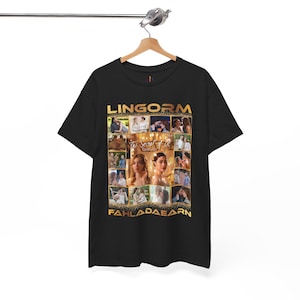 Pode incluir: T-shirt preto com um design dourado. O design inclui uma colagem de imagens e texto. O texto na parte superior diz "LINGORM", e o texto na parte inferior diz "FAHLADAEARN". As palavras "The Secret of Us" estão no centro.