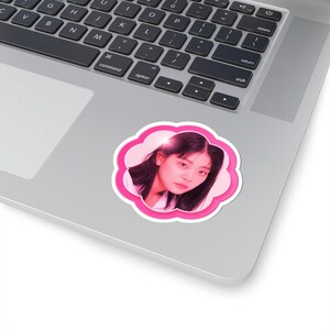 Kdrama ( Chung Su Bin ) koreanische Schauspielerin Schönes Design Kiss-Cut Aufkleber - Perfekt für Laptops, Journals & Geschenke Aufkleber