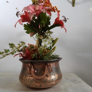 Vintage koperen pot met hoefijzervormige handvatten, handgehamerde koperen ketel