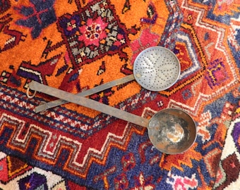 Oude handgemaakte koperen schuimspaan en pollepel met handgesmeed ijzeren handvat