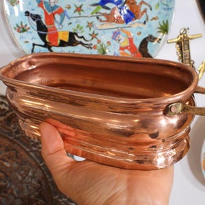 Liten handgjord oval kopparplanter