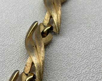 Vintage 1950s TRIFARI LEAF link bracelet—excellent condition!