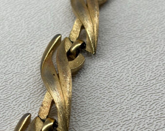 Vintage 1950s TRIFARI LEAF link bracelet—excellent condition!