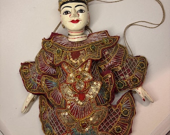 Marioneta de ópera birmana/tailandesa antigua, tallada y pintada a mano en madera, con un elaborado vestido de tapiz bordado, ¡una pieza de arte popular indonesio única!