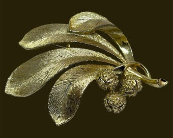 SIGNED LISNER brushed gold tone leaf & berries BOTANICAL vintage brooch pin