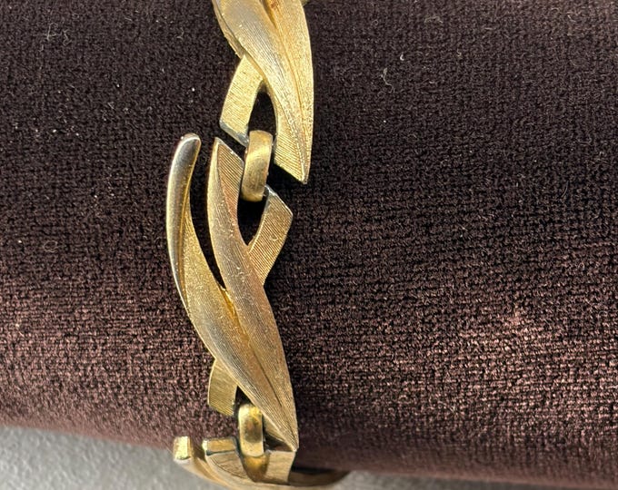 Vintage 1950s TRIFARI LEAF link bracelet—excellent condition!