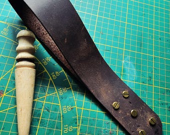 Cinghia per sculacciate in pelle marrone scuro. 4,4 cm x 28 cm.