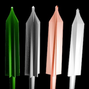 Könnte beinhalten: Vier dekorative Pfeilspitzen aus Metall in verschiedenen Farben: grün, silber, kupfer und weiß. Die Pfeilspitzen sind spitz und haben ein geometrisches Design.