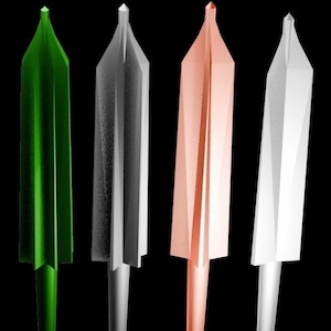 Op de afbeelding: Vier pijlpunten in verschillende kleuren: groen, grijs, roze en wit. De pijlpunten zijn allemaal puntig en hebben een vergelijkbare vorm.