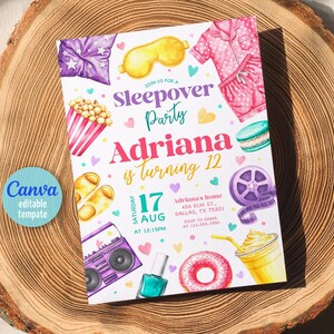 K&ouml;nnte beinhalten: Eine farbenfrohe Einladung zur Pyjamaparty mit Illustrationen von Pyjamas, Popcorn und einer Boombox. Die Einladung k&uuml;ndigt Adrianas 12. Geburtstag am 17. August um 12:15 Uhr an. Das Design enth&auml;lt eine bearbeitbare Canva-Vorlage.