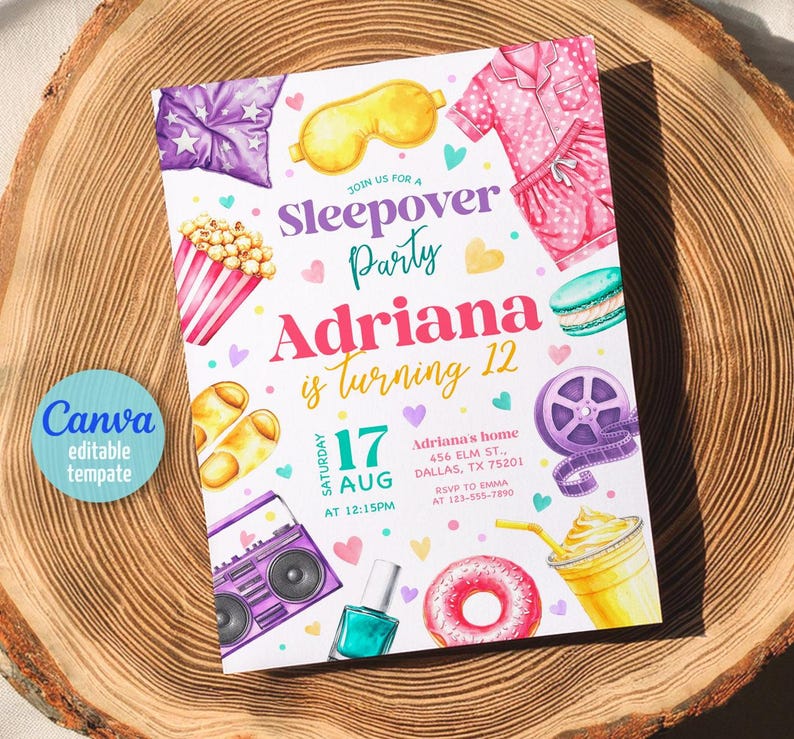 K&ouml;nnte beinhalten: Eine farbenfrohe Einladung zur Pyjamaparty mit Illustrationen von Pyjamas, Popcorn und einer Boombox. Die Einladung k&uuml;ndigt Adrianas 12. Geburtstag am 17. August um 12:15 Uhr an. Das Design enth&auml;lt eine bearbeitbare Canva-Vorlage.