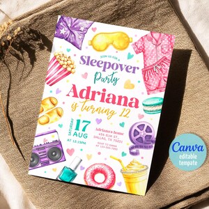 K&ouml;nnte beinhalten: Eine farbenfrohe Einladung f&uuml;r eine Pyjamaparty mit Illustrationen von Schlafmaske, Popcorn und einer Filmrolle. Die Einladung ist f&uuml;r Adrianas 12. Geburtstag, mit Datum und Uhrzeit deutlich angegeben. Das Design enth&auml;lt eine Canva-Vorlage.