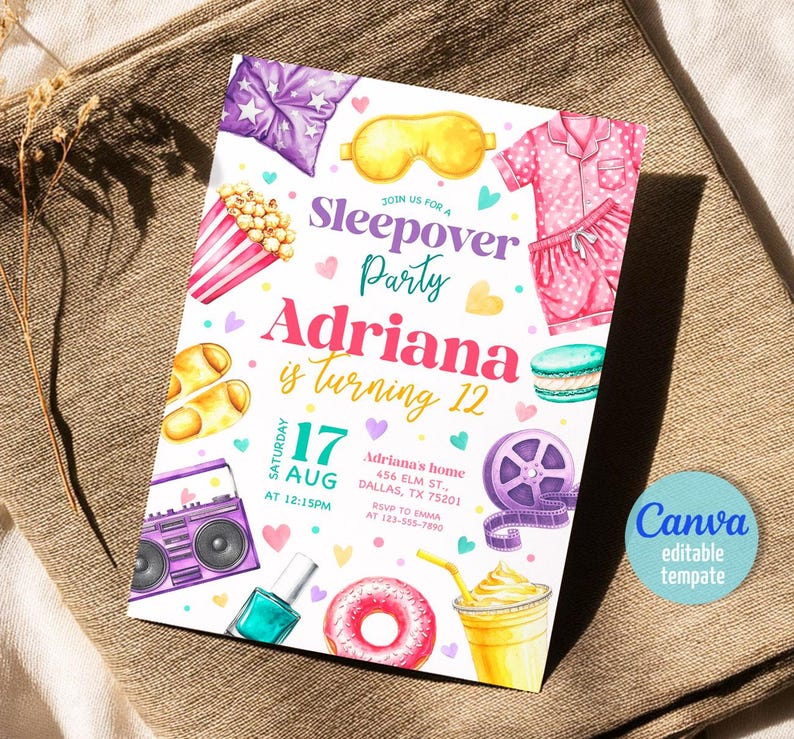 K&ouml;nnte beinhalten: Eine farbenfrohe Einladung f&uuml;r eine Pyjamaparty mit Illustrationen von Schlafmaske, Popcorn und einer Filmrolle. Die Einladung ist f&uuml;r Adrianas 12. Geburtstag, mit Datum und Uhrzeit deutlich angegeben. Das Design enth&auml;lt eine Canva-Vorlage.