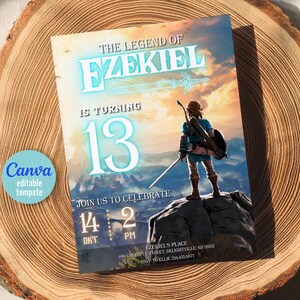 Puede incluir: Una invitaci&oacute;n de cumplea&ntilde;os con tem&aacute;tica de videojuego. La invitaci&oacute;n dice "The Legend of Ezekiel is turning 13." El dise&ntilde;o incluye un personaje con espada y escudo, sobre un paisaje monta&ntilde;oso. La plantilla de Canva est&aacute; sobre una superficie de madera.